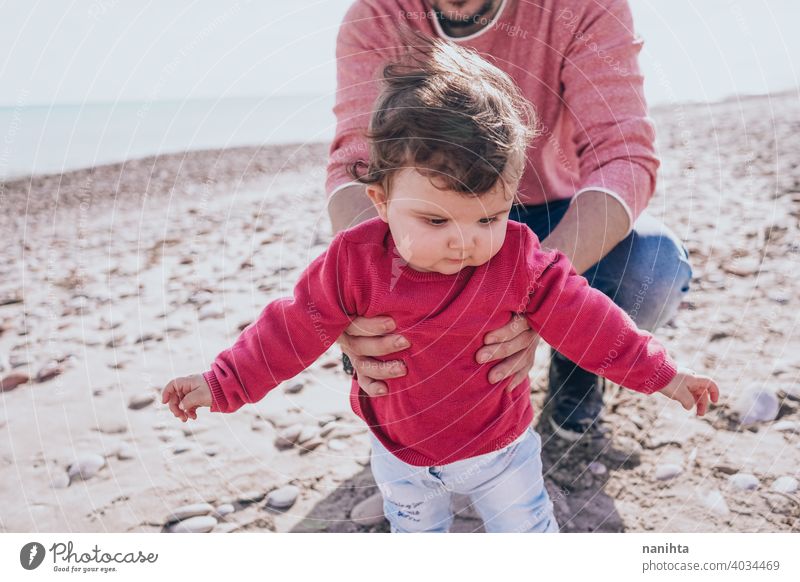 Junge Papa haben einen großen Tag am Strand mit seinem dauther Familie Baby Feiertage Fröhlichkeit Glück Familienzeit wirklich Menschen Kind kleines Mädchen
