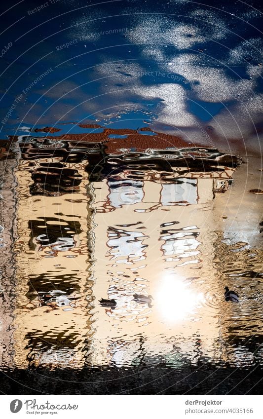 Wohngebäude, die sich im Neuköllner Schiffahrtskanal spiegelverkehrt spiegeln touristisch mehrfarbig Textfreiraum Mitte Reflexion & Spiegelung Bauwerk