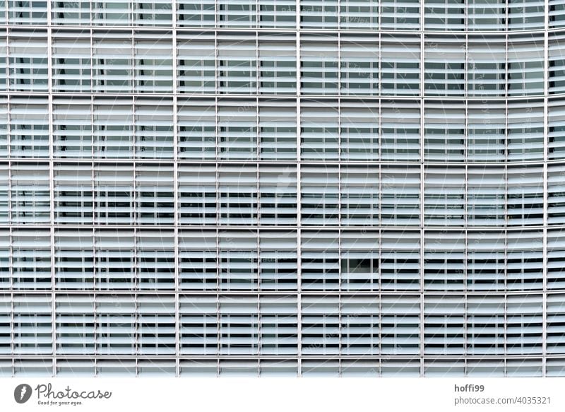 triste Bürofassade mit Lamellen als Sonnenschutz - zwei Segmente fehlen Europäische Union Gebäude Europa Architektur Glasfassade Fenster Fassade