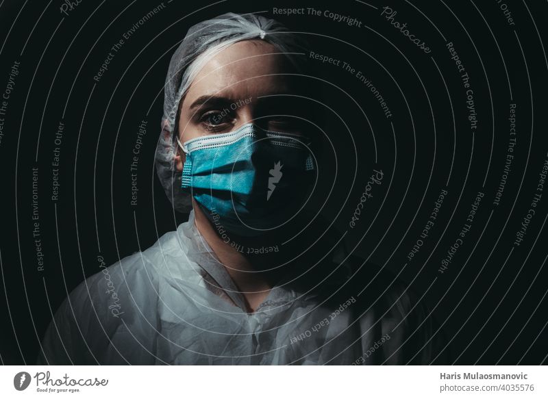 Medizinischer Arbeiter trägt medizinische Maske auf schwarzem Hintergrund Atemschutzmaske schwarzer Hintergrund Brasilien Klinik Korona Korona-Epidemie