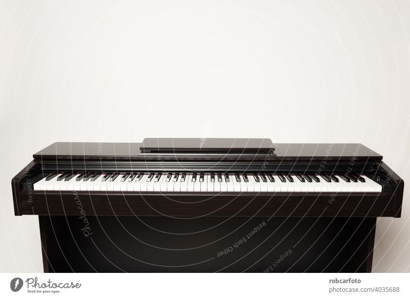junger Mann spielt Klavier auf dem weißen Hintergrund männlich Person schwarz Musical Keyboard Spieler Musiker Instrument Konzert Künstler spielen Erwachsener
