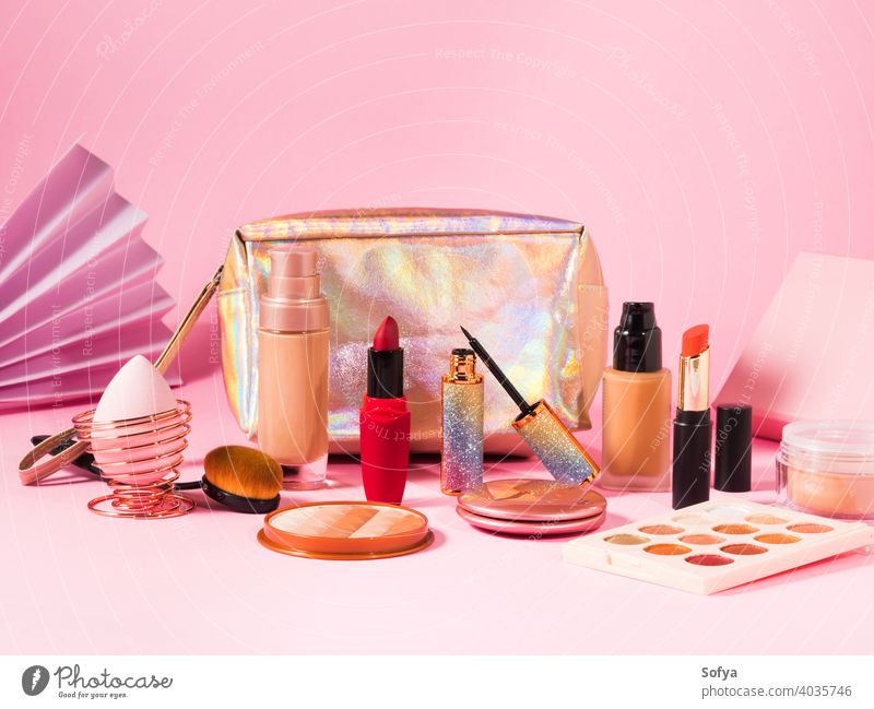 Make up Kosmetikprodukte auf rosa und Schönheit Tasche Make-up Produkte Lippenstift Valentinsgruß Hintergrund kaufen Fundament zusammenstellen Bürste Anzeige