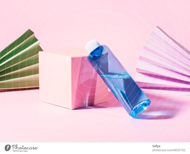 Blaue Hautpflege Toner Flasche auf rosa geometrischen Hintergrund mizellar Pflege Schönheit Anzeige generisch Kosmetik Gesichtsbehandlung Produkt