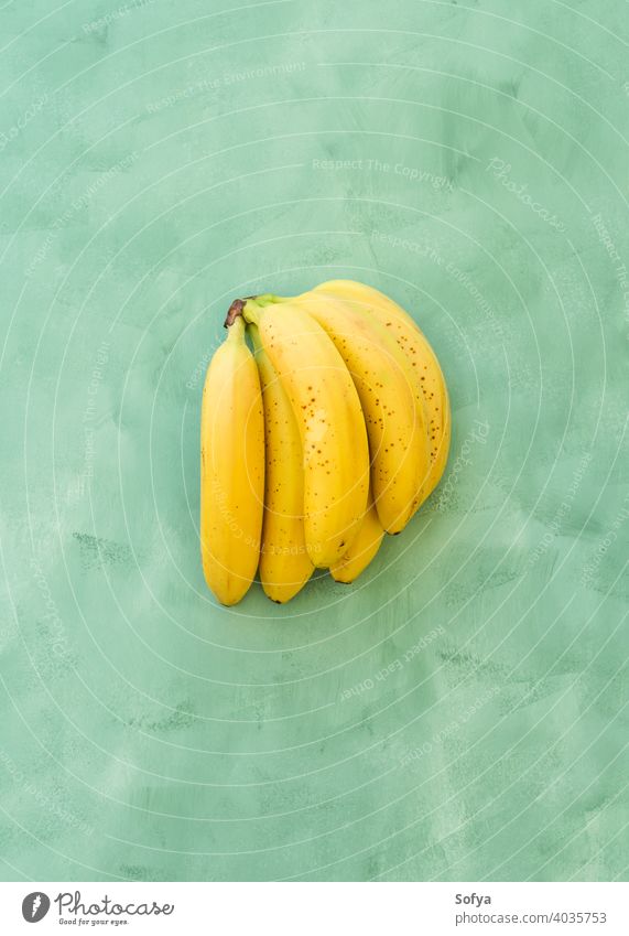 Ganze Bündel von Bananen Obst auf grünem gelben Hintergrund reif frisch Frucht Sommer Haufen organisch Textur schließen Menschengruppe Vorbau süß lecker
