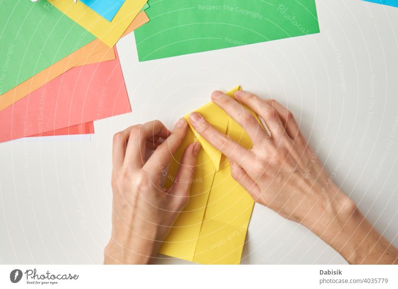 DIY-Konzept. Frau machen Origami Ostern Kaninchen aus Farbe Papier. Origami Unterricht Prozess Hand Hobby handgefertigt Kunst Handwerk Hintergrund Kreativität