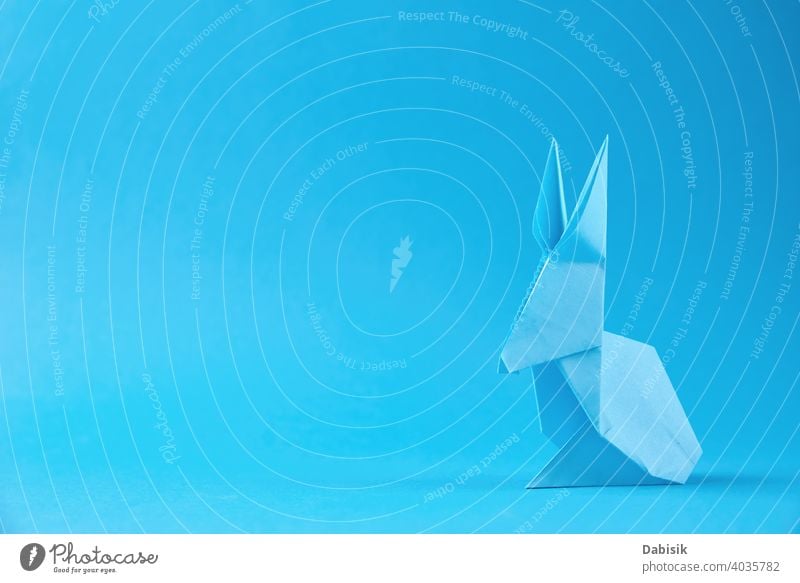 Papier Origami Esater Kaninchen auf einem blauen Hintergrund. Ostern Feier Konzept Hase Feiertag Tier Dekoration & Verzierung Frühling Glück niedlich Kunst