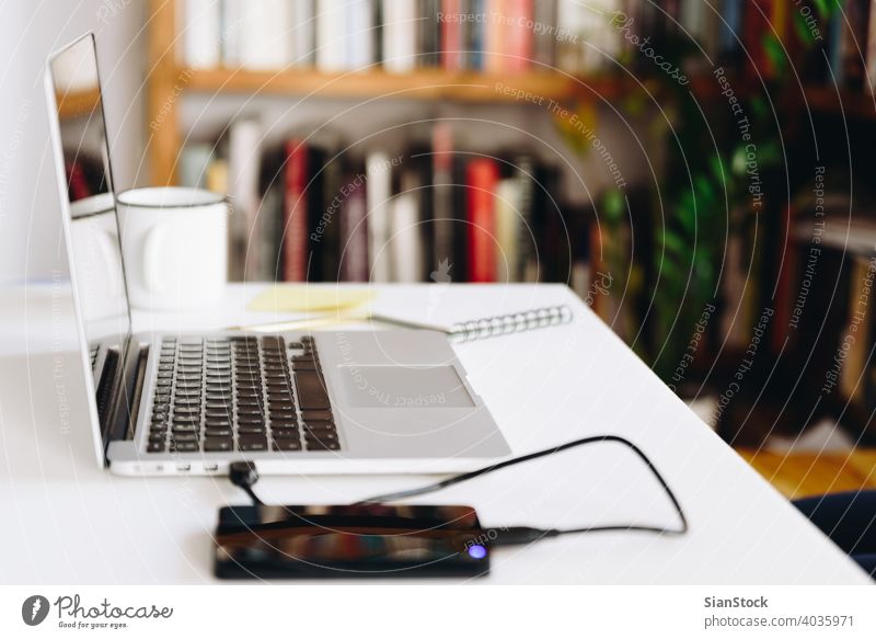 Nahaufnahme Detailansicht eines weißen Arbeitstisches mit Laptop, Festplatte und Kaffee Büro Design Arbeitsbereich heimwärts Business Becher Tasse Arbeitsplatz