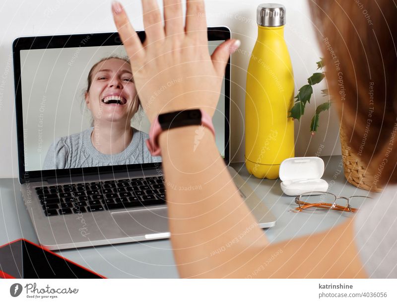 Zwei Freunde trinken Wein, während sie einen Videoanruf führen Frauen Laptop Isolation sozial Distanzierung soziale Distanzierung zwei Anruf Lächeln Lachen grau