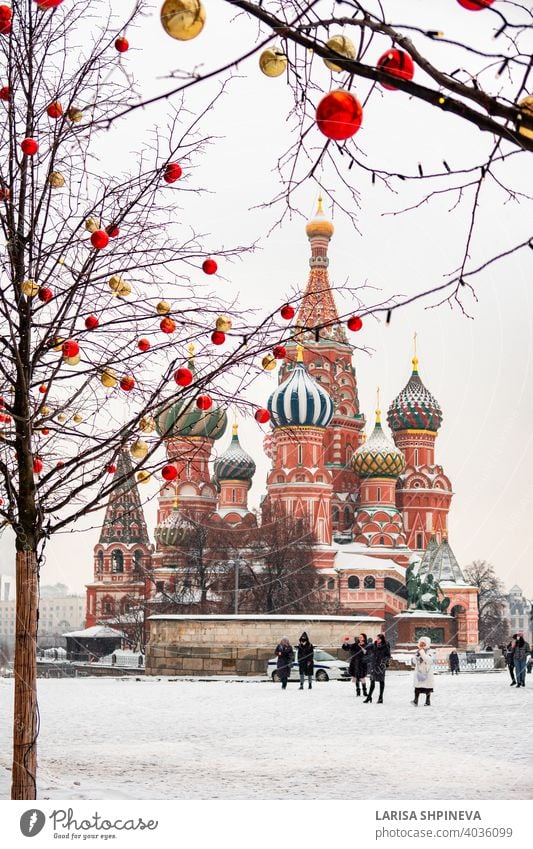 Moskau, Russland - Februar 21, 2021: Basilius-Kathedrale im Zentrum der Stadt am Roten Platz im verschneiten Winter, Moskau, Russland reisen Kultur Architektur