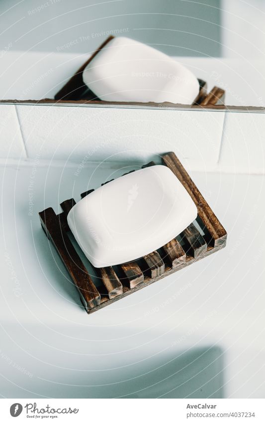 Eine harte Seife über einer Seifenschale in einer weißen Toilette Bad Dusche Sauberkeit Waschen Hintergrund Hygiene Nahaufnahme Textur Spa Gesundheit Pflege