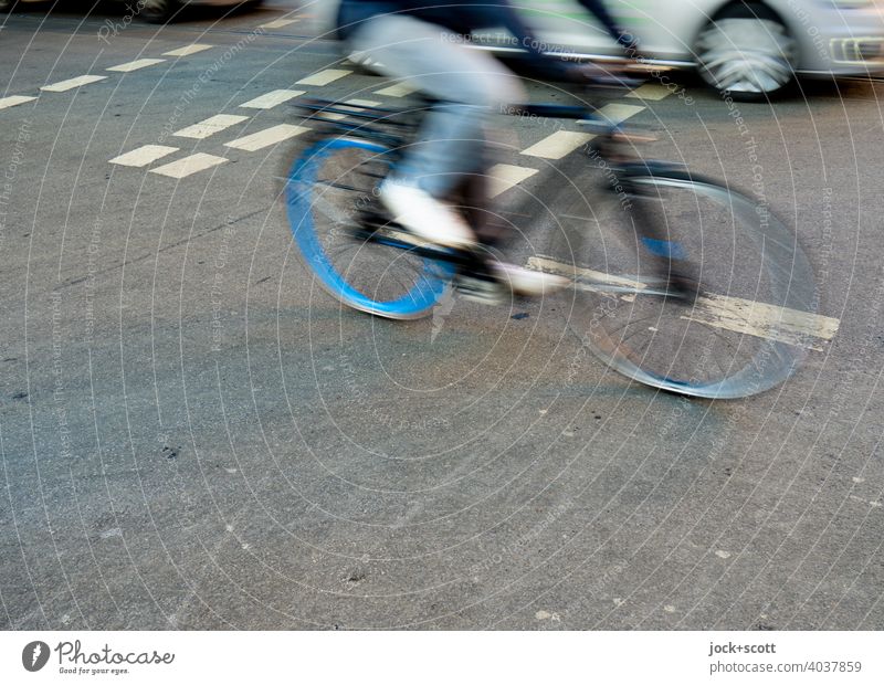 Mobilität mit Rad oder Auto über die Kreuzung Fahrrad Fahrradfahrer Straße Straßenkreuzung Verkehr Verkehrswege Verkehrsmittel Bewegungsunschärfe fahren