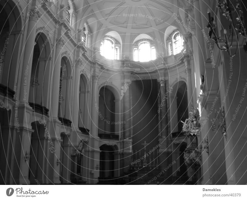 Andacht Hofkirche Dresden Sonnenstrahlen Gebet ruhig Fenster Altar verpackt Katholizismus Architektur Schwarzweißfoto Religion & Glaube Barock