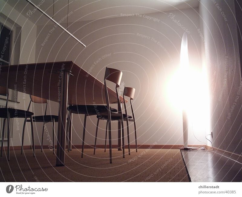 Konfi Besprechungsraum Tisch Stuhl Lampe Teppich dunkel Nacht Licht Häusliches Leben Eisenrohr Bodenbelag