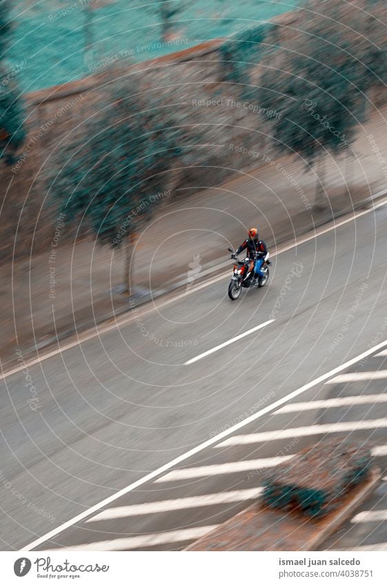 Motorradfahrer auf der Straße in der Stadt KFZ Motorradfahren Mann Laufwerk schnell Geschwindigkeit Straßenfotografie Lifestyle Versand geliefert liefern
