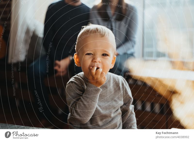 Kleinkind-Essen bezaubernd Baby Säuglingsalter blond Junge Kind Kindheit niedlich Gefühle erkunden erkundend Ausdruck Familie Lebensmittel Spaß Fröhlichkeit