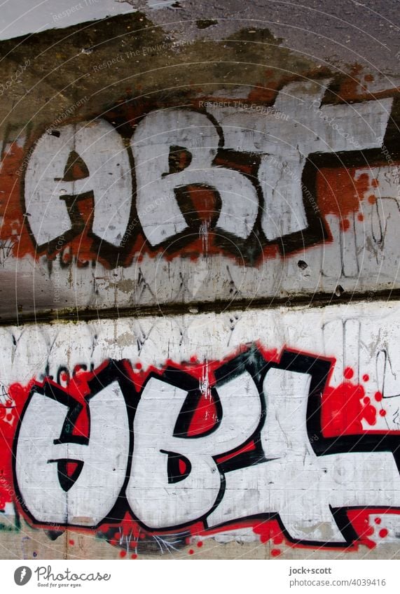 ART, wie man es auch dreht und wendet Straßenkunst Wort Art Graffiti Subkultur Betonwand Reflexion & Spiegelung Kreativität Pfütze Berlin Spray Großbuchstabe