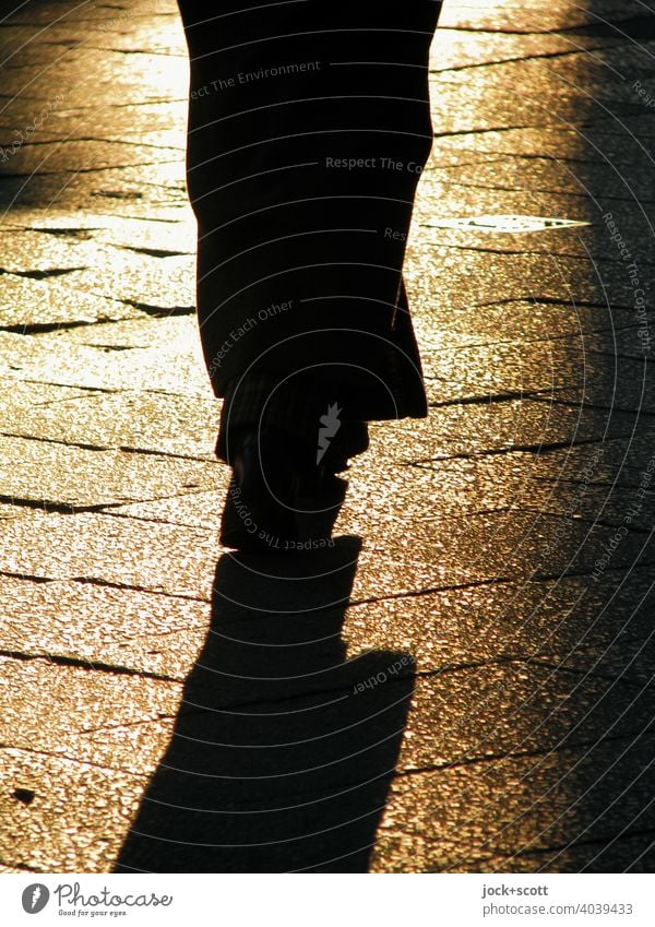 2800 Schritte auf Strecke nicht ganz eben Silhouette dunkel Kontrast Mensch Bürgersteig Abendlicht Sonnenlicht Schattenspiel Gegenlicht Fußgänger Bodenplatten