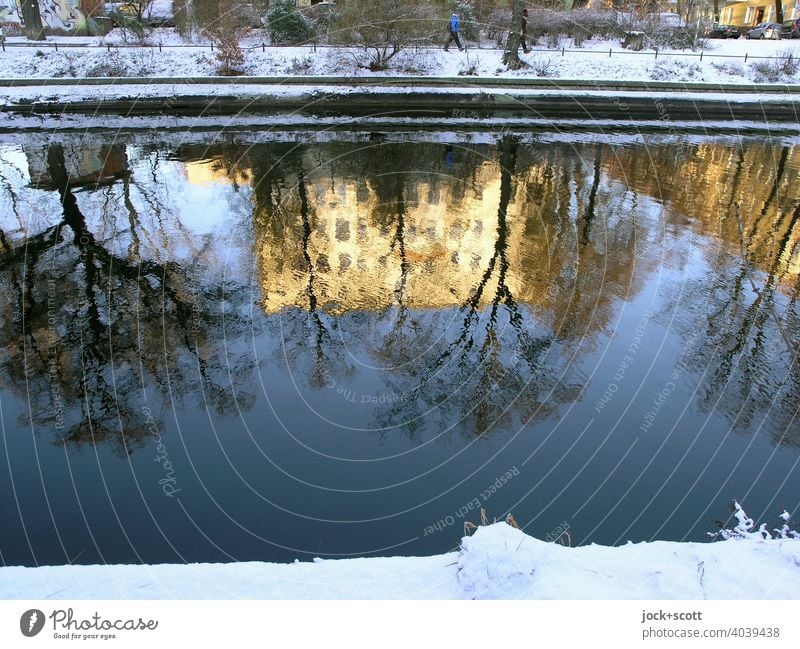 Der winterliche Landwehrkanal spiegelt Licht und Formen Winter Schnee Sonnenlicht Reflexion & Spiegelung Natur Berlin Wasseroberfläche Lichterscheinung