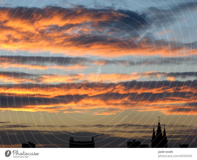 dramatische Wolken und Sonnenuntergangsstimmung mit einer Kirche rechts unten Sonnenlicht Panorama (Aussicht) Wolkenhimmel Lichtspiel Inspiration Naturphänomene