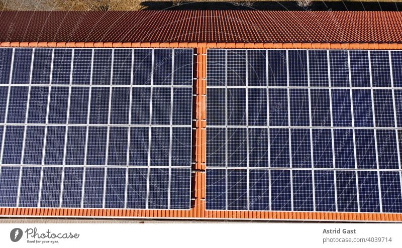 Luftaufnahme mit einer Drohne von einer Photovoltaik-Anlage auf einem Hausdach solar solaranlage photovoltaik hausdach panels energie kraft elektrizität sonne
