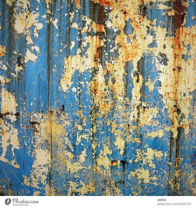 Strange Brew blau trashig Farbfoto Menschenleer Strukturen & Formen Außenaufnahme Detailaufnahme abstrakt bizarr Zerstörung dreckig verfallen Schaden mehrfarbig