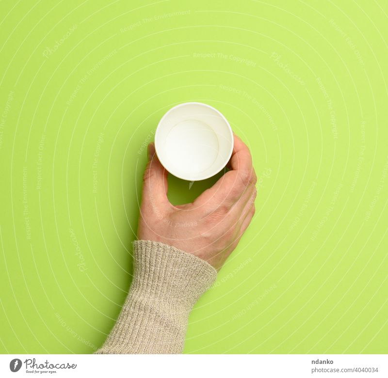 weibliche Hand hält leeren Papier Einwegbecher auf grünem Hintergrund Kaffee Container Tasse Geschirr Einwegartikel trinken Kaukasier Arme Getränk blanko