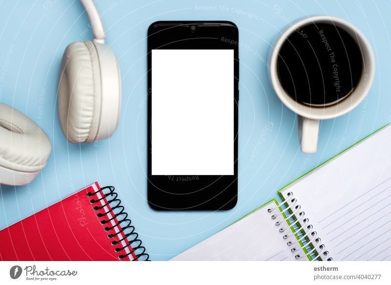 Smartphone mit weißem Bildschirm für Kopierraum mit Notebooks, Kopfhörer und Tasse Kaffee Büro Telekommunikation Textfreiraum Vernetzung Nachricht sozial