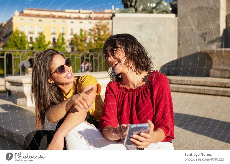 Zwei Teenager-Mädchen sitzen und lachen Madrid jung Menschen Freundschaft Freunde Lifestyle schön Spaß Glück Zusammensein Freizeit Frau Lächeln Jugendliche