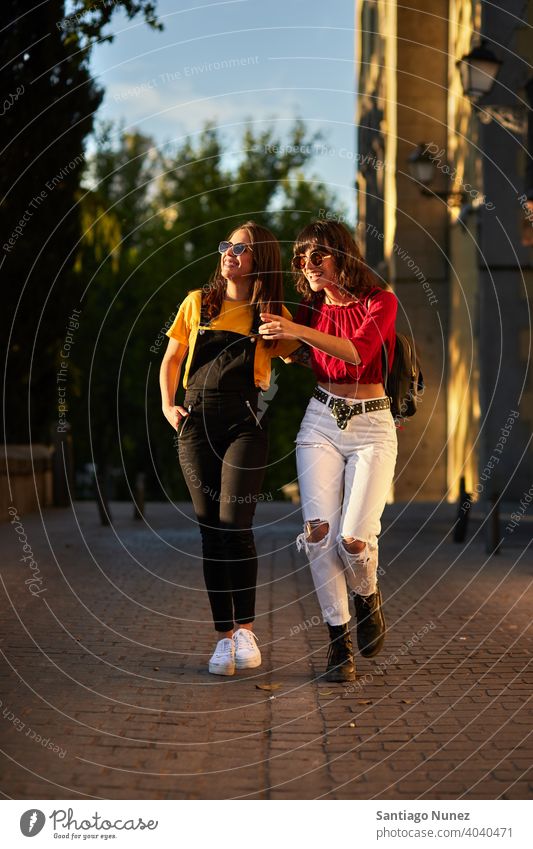 Zwei Teenager Mädchen Laufen Die Straße Hinunter Ein Lizenzfreies Stock Foto Von Photocase 