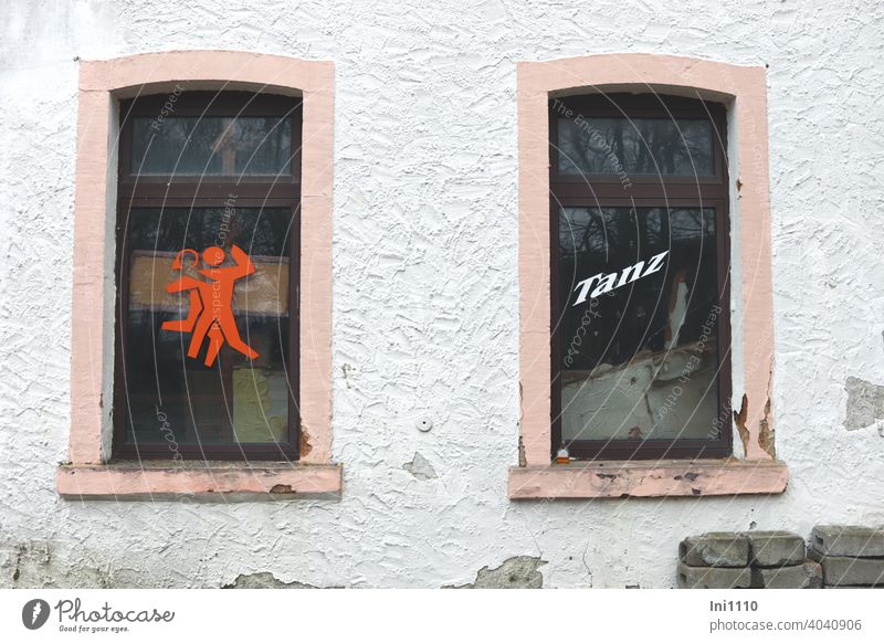 Tanztee-mit-Life-Musik ... Fenster baufällig lost place heruntergekommen Sticker Fensterscheiben Gerümpel Fassade abblättern Gebäude Pflastersteine Spiegelung