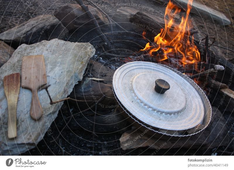 Lagerfeuer mit Pfanne und Kochgeschirr kochen Feuer Feuerstelle Flamme kochen & garen Kochlöffel Abenteuer abenteuerlich wild urig Camping ursprünglich