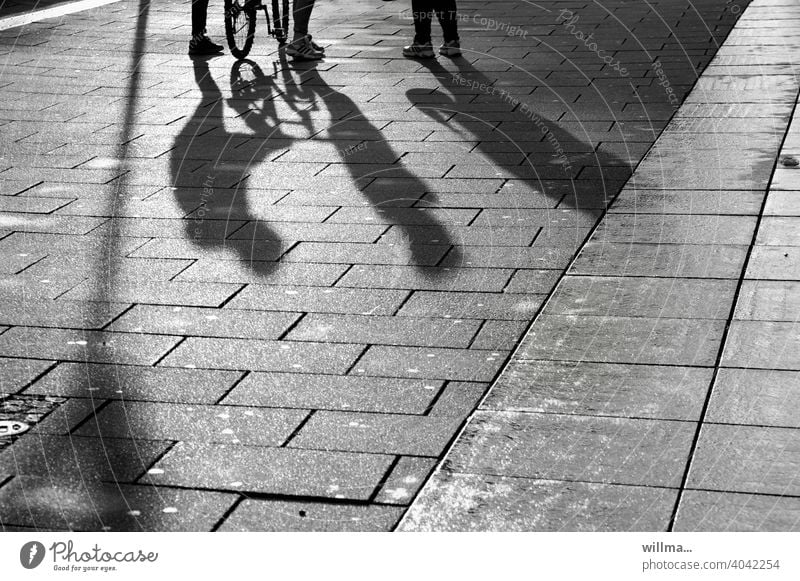 Begegnungen - wenn zwei auf einen dritten treffen Schatten Menschen 3 Kommunikation Treffen begegnen Schwatz Menschengruppe Fußgänger Platz Fußgängerzone Beine
