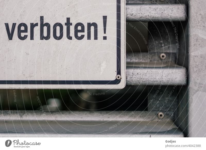 Schild mit der Aufschrift 'Verboten!' an einem metallenen Tor |Betreten ist...ungesund Verbotsschild Schilder & Markierungen Menschenleer Farbfoto Warnschild