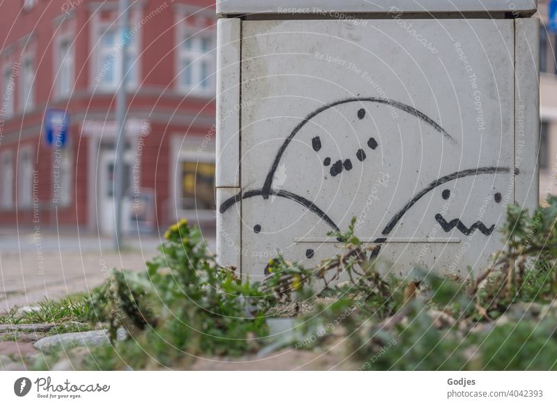 Stromkastens mit eierförmigen Smileys an einer Straßenkreuzung, Graffiti Eier Ostern Öffentlichkeit Schmiererei Osterei Feste & Feiern Dekoration & Verzierung