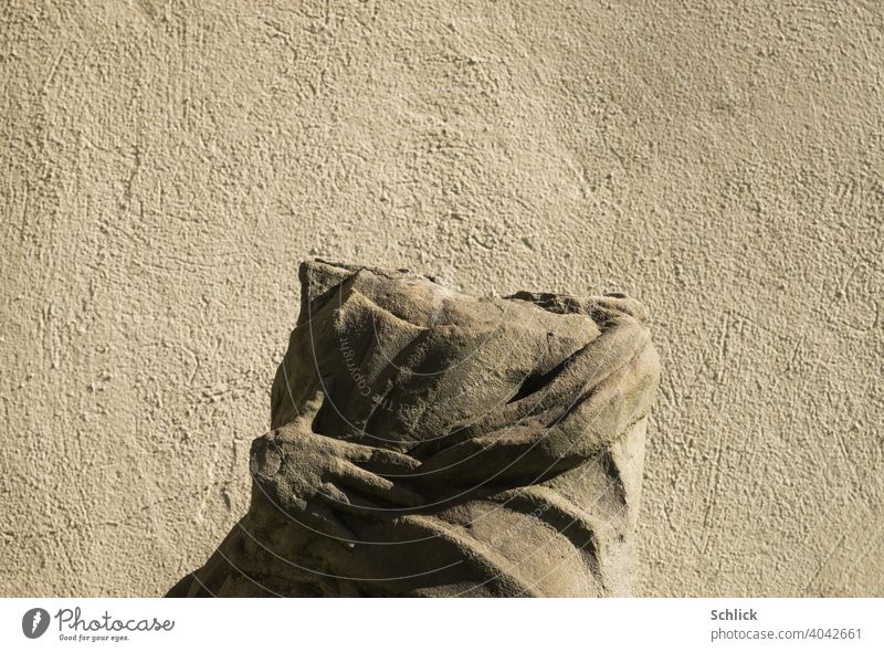 Kopflos, Porträt einer Heiligenstatue aus Sandstein ohne Kopf kopflos Statue Brustbild Seitenlicht Hand geköpft Vandalismus Religion & Glaube Katholizismus