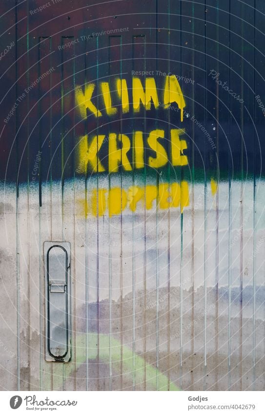 Graffiti 'Klimakrise eröffnet' an einer Tür eines Stromkastens |ungesund Power-Box Metapher Farbfoto grau Menschenleer Wand Stadt dreckig Fassade Außenaufnahme