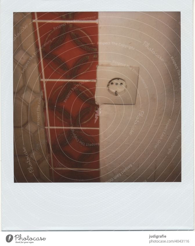 Steckdose und zweierlei Fliesen vor Renovierung auf Polaroid Fliesen u. Kacheln Küche alt renovierung Elektrizität Wand Muster Quadrat bunt rot