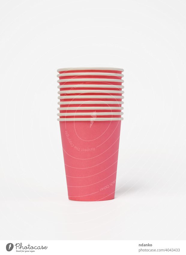 rosa Papier Einwegbecher auf einem weißen Hintergrund, Konzept umweltfreundlich Tasse Geschirr Einwegartikel trinken leer schnell Lebensmittel heiß liquide