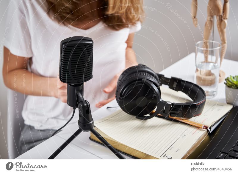 Podcast-Konzept. Frau nimmt Online-Kurs auf Mikrofon Kopfhörer Arbeitsplatz Audio Radio online Technik & Technologie Draufsicht Keyboard abgelegen Bildung