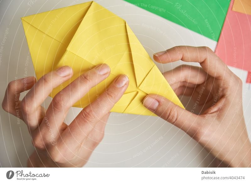 DIY-Konzept. Frau machen Origami Ostern Kaninchen aus Farbe Papier. Origami Unterricht Prozess Hand Hobby handgefertigt Kunst Handwerk Hintergrund Kreativität