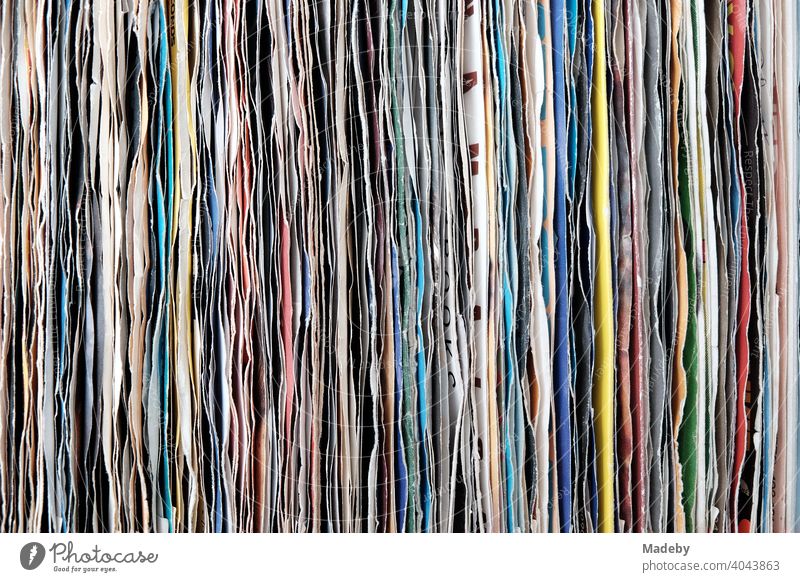 Alte Schallplatten in bunten Papierhüllen auf dem Flohmarkt bei den Golden Oldies in Wettenberg Krofdorf-Gleiberg bei Gießen in Hessen Vinyl Platte Single Hülle