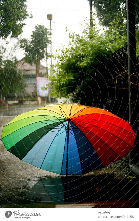 bunten Regenschirm am regnerischen Tag Wetter Saison nass im Freien Wasser Tropfen Hintergrund Natur Schutz Regentropfen fallen Unwetter außerhalb Frühling