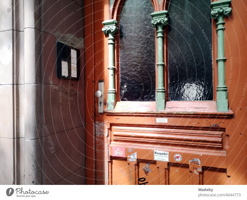 Schöne alte Holztür mit Jugendstil Ornamenten und Riffelglas bei Sonnenschein im Nordend von Frankfurt am Main in Hessen Tür Haustür Altbau Glas Verzierung