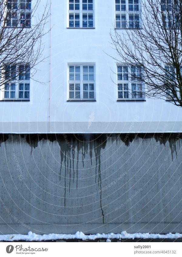 Tauwetter... Winter Betonmauer Betonwand Wand Mauer schlechtes Wetter grau trist nass Schnee grau in grau Nässe kalt Gebäude Architektur Fassade Bauwerk Stadt