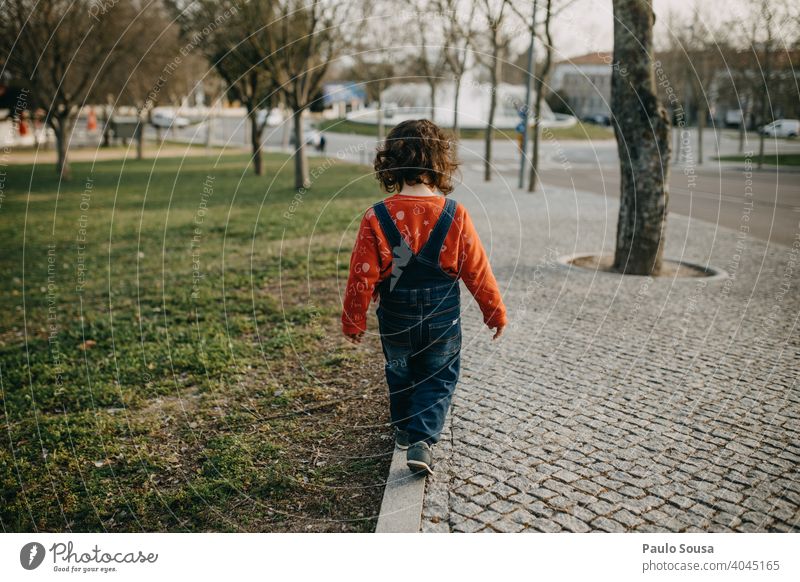 Rückansicht Kind, das auf dem Gehweg läuft Bürgersteig Straßenbelag laufen 1-3 Jahre Spielen Tag Kleinkind Außenaufnahme Mensch Farbfoto Kindheit