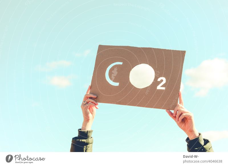 CO2 CO2-Ausstoß Kohlenstoffdioxid Umwelt Klimawandel Umweltverschmutzung Luftverschmutzung Schild Demo Umweltschutz Sauerstoff Zukunft Zukunftsangst Frau Himmel