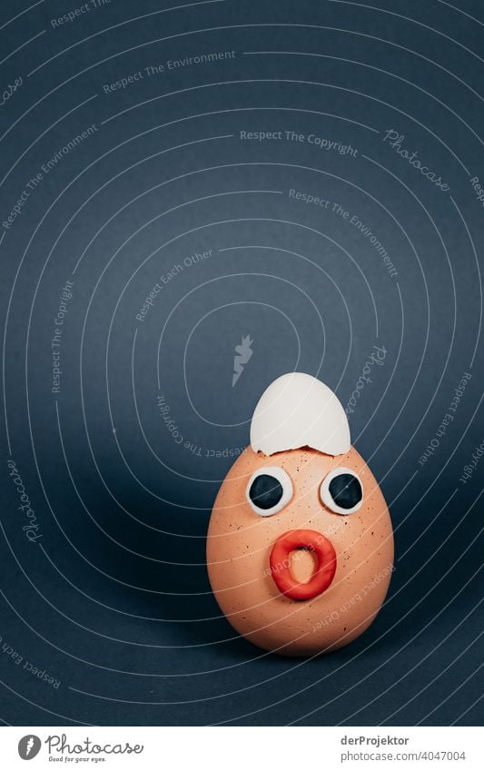 Erstauntes Osterei mit Schale auf dem Kopf und Augen und Mund aus Knete Ostern ostereier Ostermontag Ostergeschenk Osterwunsch osterwetter Ei