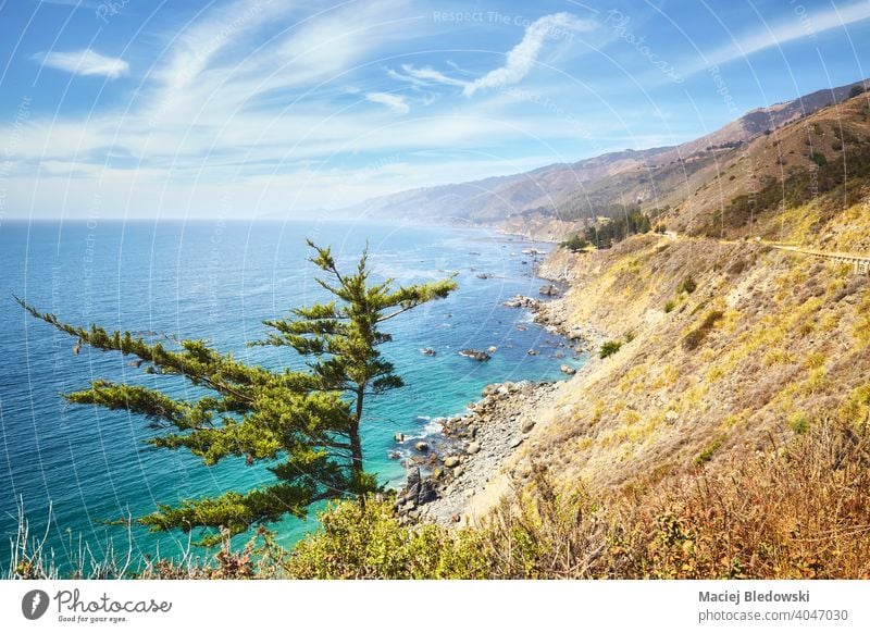 Schöne kalifornische Küstenlinie entlang des Pacific Coast Highway, USA. Kalifornien Strand Meer reisen schön Natur Landschaft Wasser Berge Ausflug malerisch