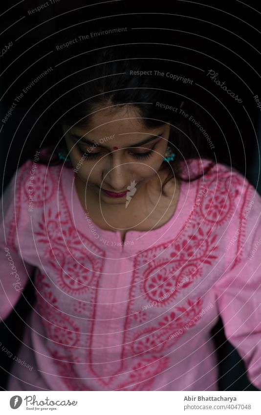 Indische Teenager-Mädchen in rosa Kleid stehen auf dem Dach Treppe Inder asiatisch konservativ brünett Behaarung Schwarzes Haar attraktiv jung Lächeln Haushalt