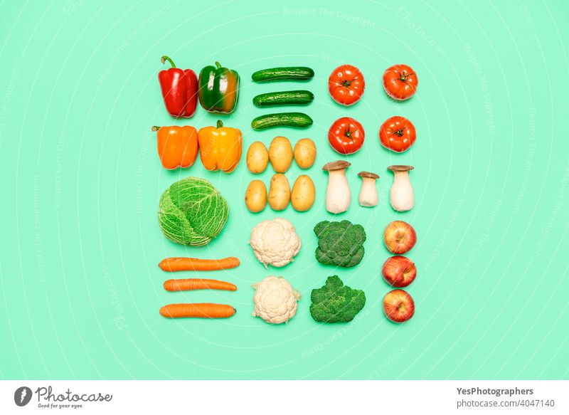 Gemüse und Früchte Symmetrie, isoliert auf einem farbigen Hintergrund, Ansicht von oben. Gesundes Essen Konzept obere Ansicht ausgerichtet Äpfel sortiert Herbst